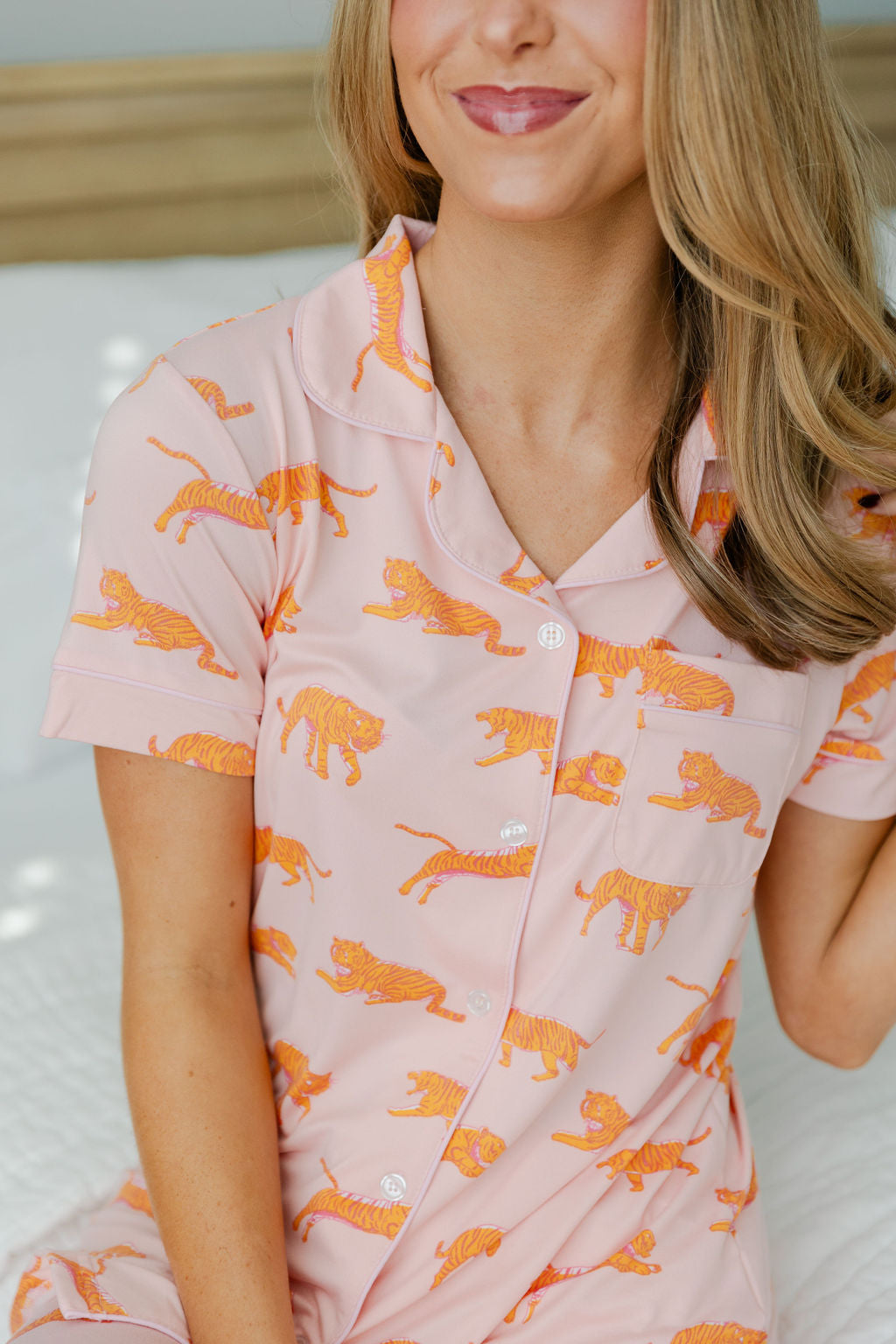 TIGER WALK SLEEP SHIRT