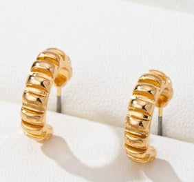 Rigged Huggie Earring